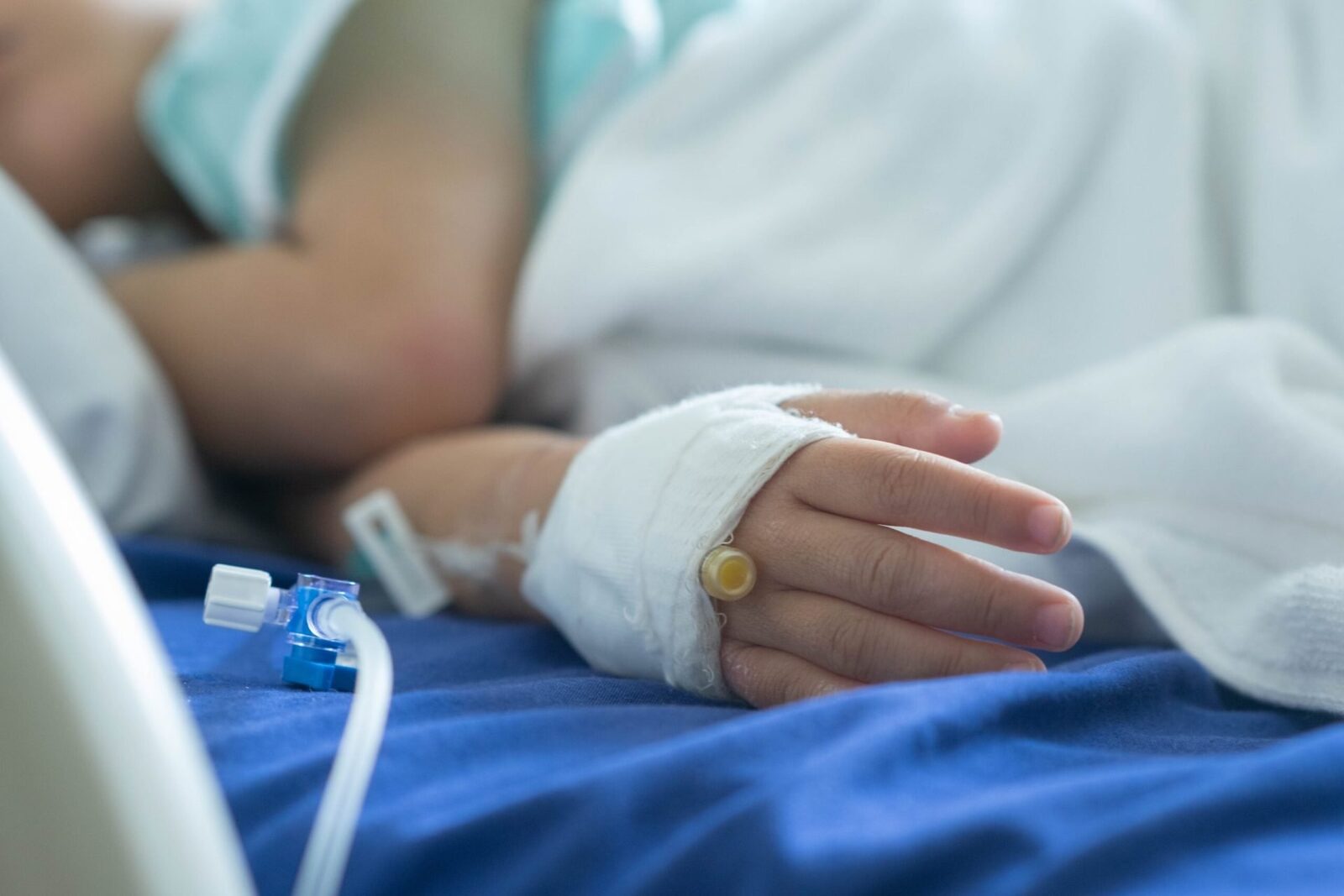 Seringi refolosite: sute de copii infectați cu HIV, coșmar într-un spital