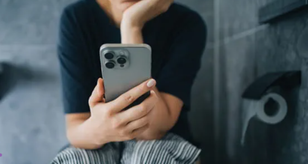 Folosirea telefonului mobil la toaletă a devenit un gest aproape reflex pentru mulți români, însă specialiștii atrag atenția asupra riscurilor pentru sănătate asociate cu acest obicei