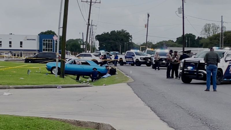Un incident grav a avut loc sâmbătă în cadrul unui festival tradițional din Louisiana, când un autoturism a lovit mai mulți participanți, rănind 15 persoane, unele în stare critică