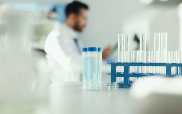 Beneficii și riscuri în studiile clinice: ce trebuie să știi