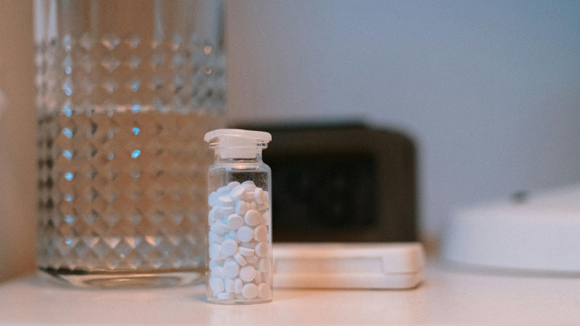 Medicamentele pentru boala Parkinson pot fi produse în mod inovator folosind deșeuri de plastic, după ce o echipă de cercetători de la University of Edinburgh a descoperit o metodă de a transforma PET-ul, un tip frecvent utilizat de plastic, în levodopa, principalul tratament pentru simptomele motorii ale bolii