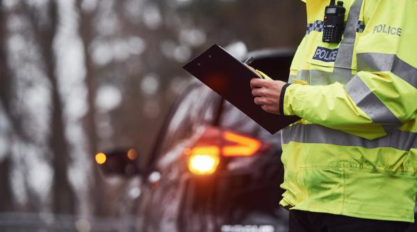 Tânăr din Sălaj, reținut după ce a lovit un polițist cu sticla