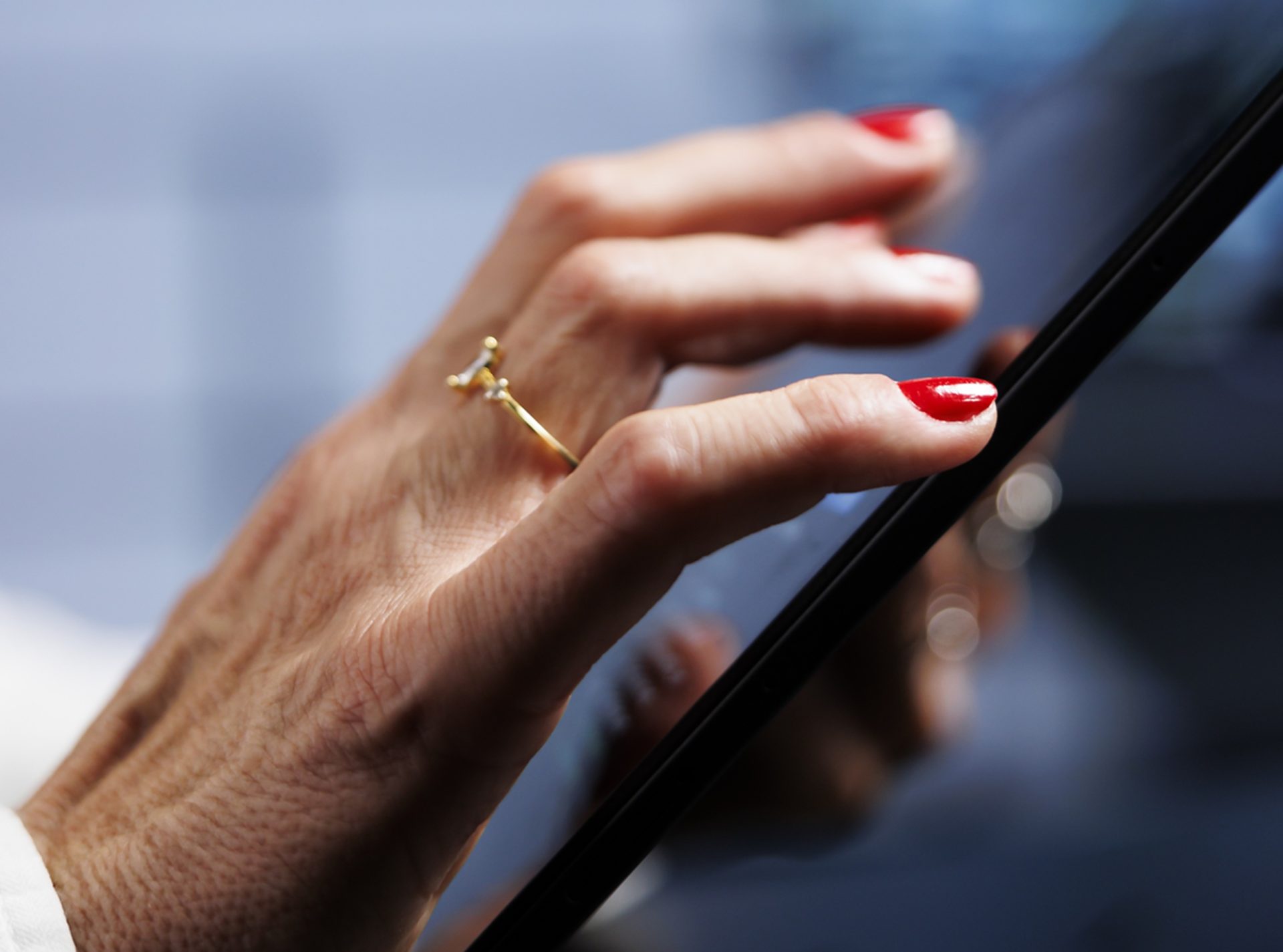 Imaginile cu buletinul sau cu pașaportul salvate în telefon pot fi o ușă deschisă pentru infractorii cibernetici, care pot prelua identitatea utilizatorilor, avertizează experții