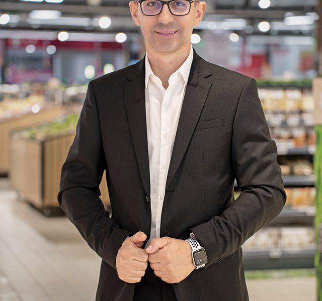 Inflația testează loialitatea: Românii, dispuși să plătească „taxa de proximitate”?