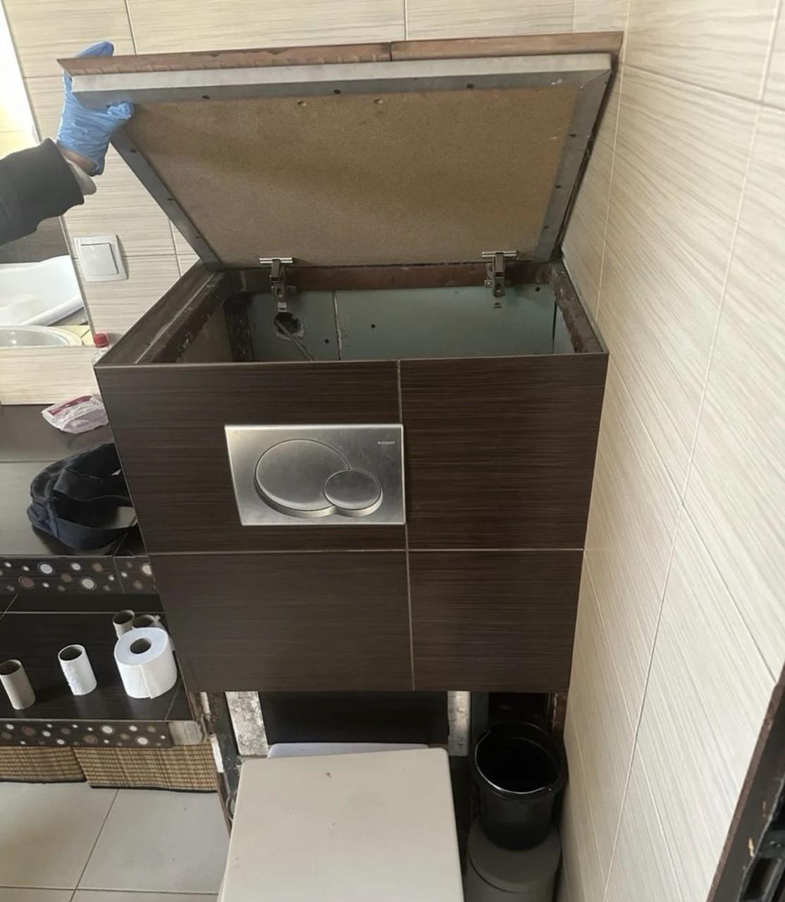 Un Bărbat Fugar a Încercat o Ascunzătoare Inedita: În Rezervorul de Toaletă Un eveniment neobișnuit a avut loc în Polonia, unde un bărbat de 46 de ani a fost capturat în timp ce încerca să scape de autorități, ascunzându-se într-un rezervor de toaletă