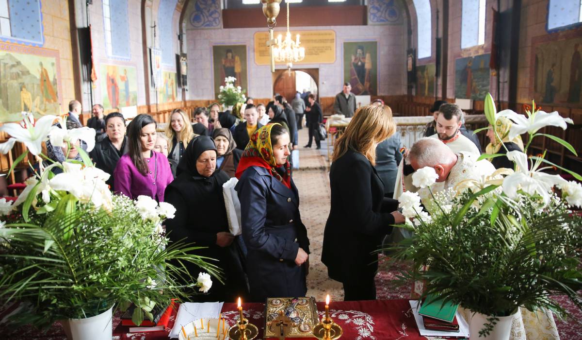 De ce se „trece pe sub masă” în Vinerea Mare: Tradiție sau superstiție?