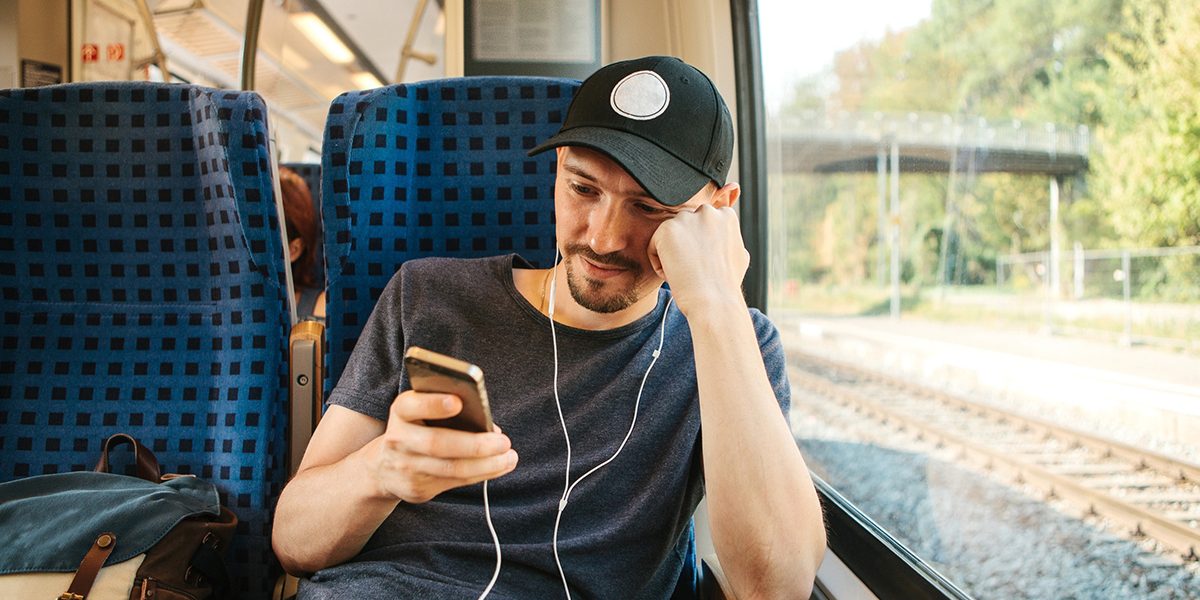 Românii fug de școală și informații: Ce facem pe internet