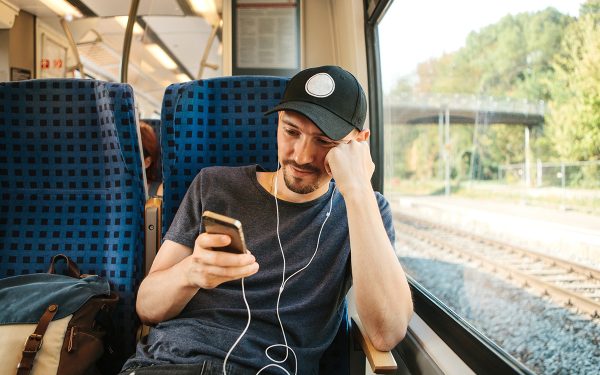 Românii fug de școală și informații: Ce facem pe internet