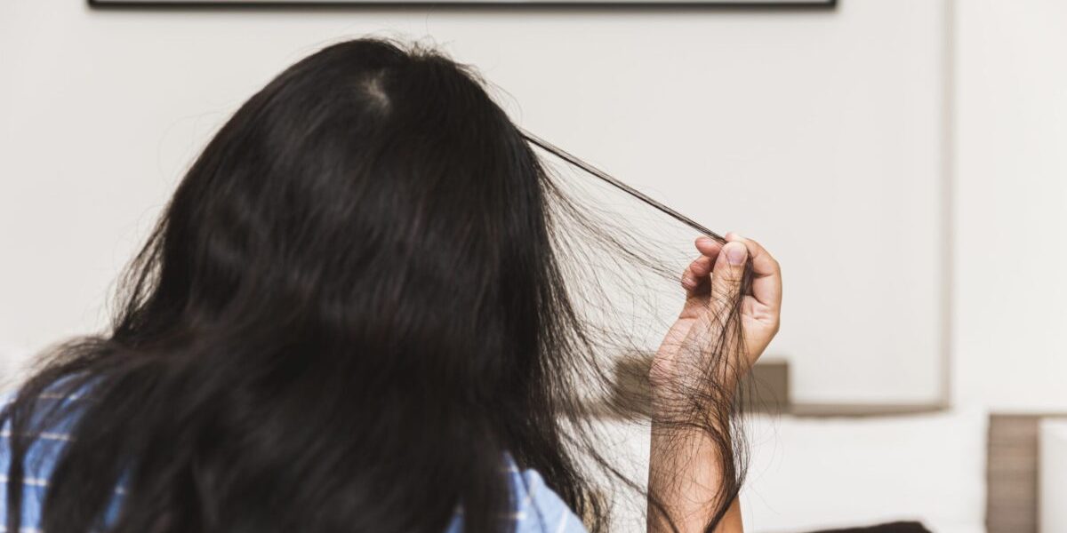 Tricotilomania: De ce te smulgi de păr? Cauze și metode de tratament