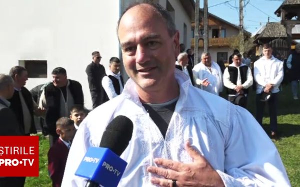 Americanul, fascinat de slujba de Paște din Breb: „Îmi place România”