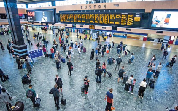 Românii, cu bani mai puțini acasă, au cheltuit 1,3 mld. euro pe vacanțe în străinătate