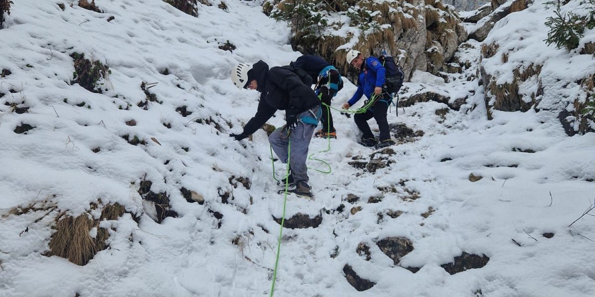 Doi turiști blocați în Piatra Craiului, salvați de jandarmii montani