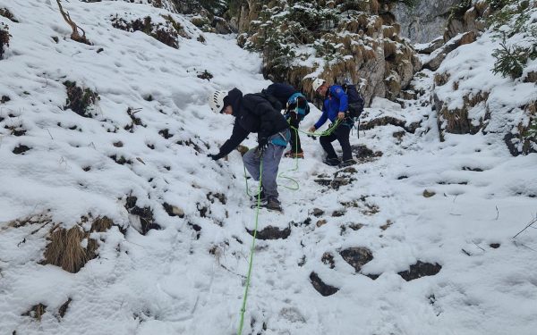 Doi turiști blocați în Piatra Craiului, salvați de jandarmii montani