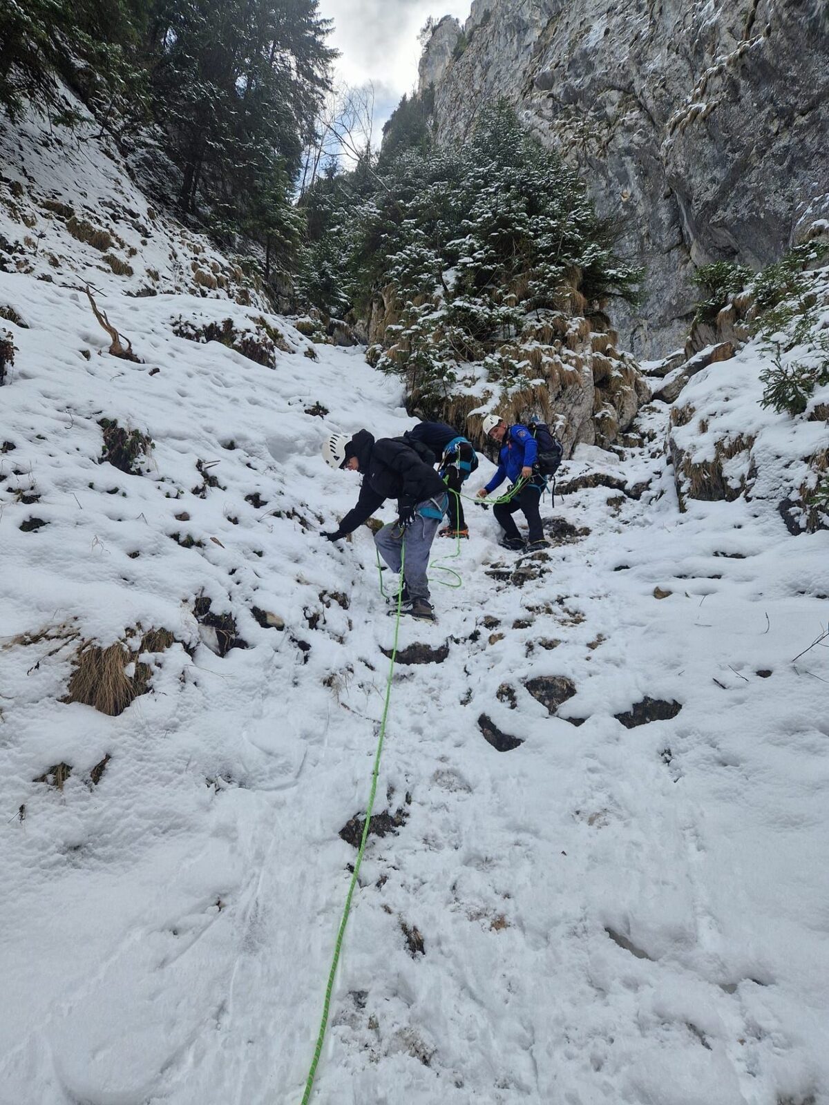 Doi turiști blocați în Piatra Craiului, salvați de jandarmii montani