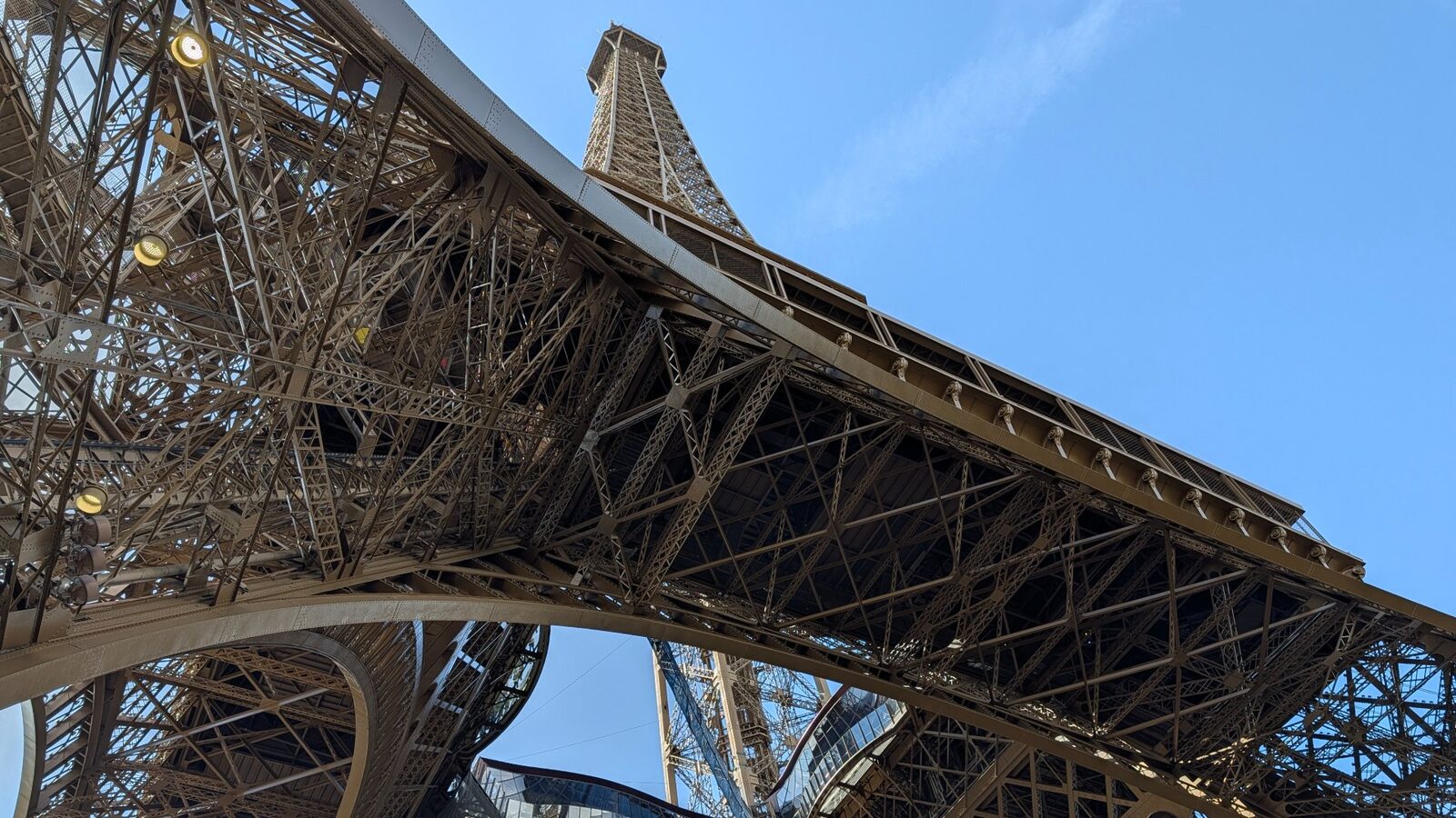 O bucată din Eiffel, istorie la licitație în Paris