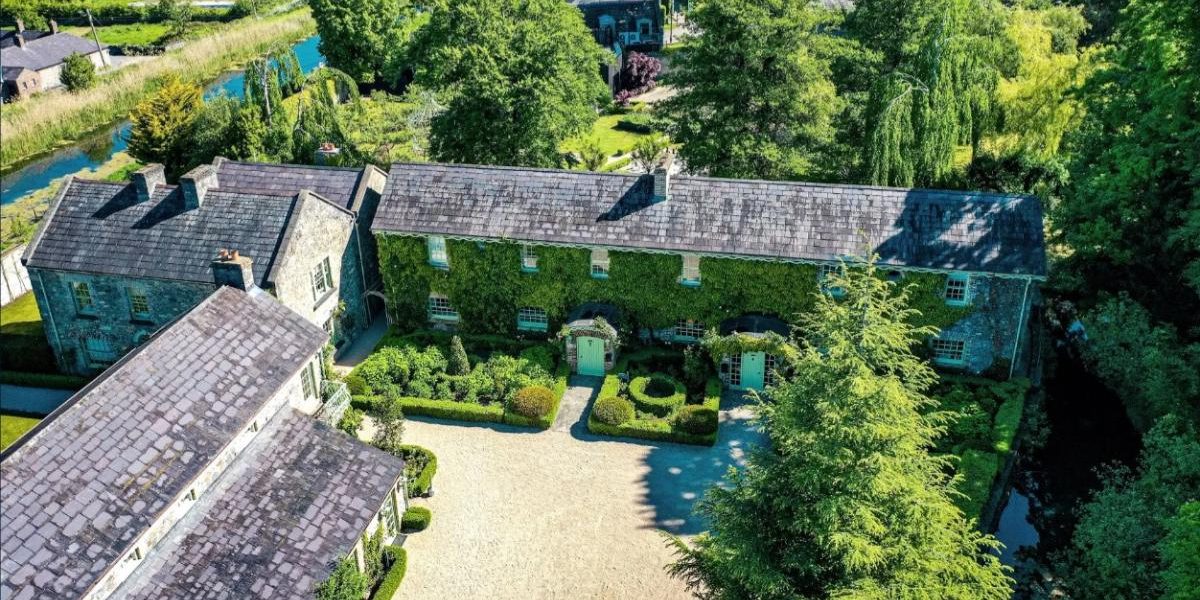 Sat irlandez scos la vânzare. Cât cere pentru proprietate fostul șef Ryanair?