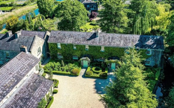 Sat irlandez scos la vânzare. Cât cere pentru proprietate fostul șef Ryanair?