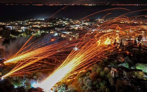 Război… cu rachete de Paște în Grecia: două biserici rivale se înfruntă