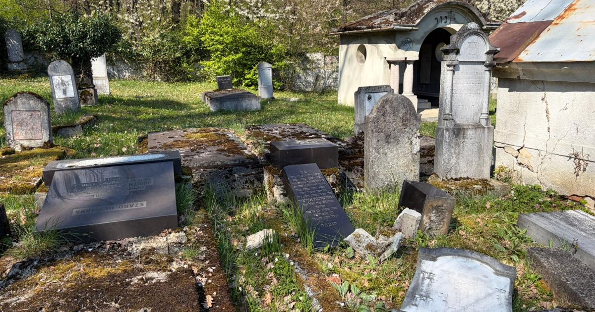Vandalism la Reghin: Monumente funerare distruse în cimitirul evreiesc