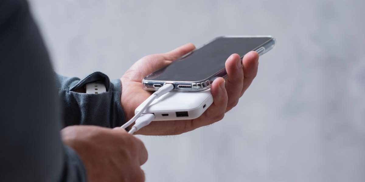 Țara X: Baterii INTERZISE în avioane! Regula intră în vigoare din aprilie