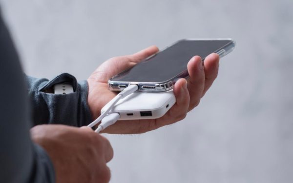 Țara X: Baterii INTERZISE în avioane! Regula intră în vigoare din aprilie