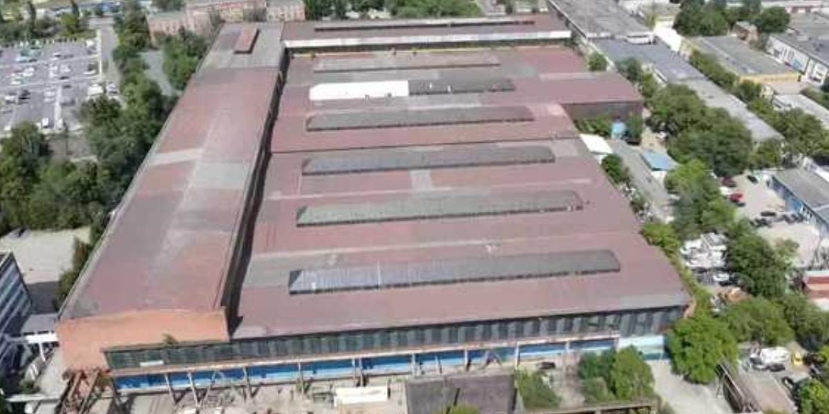 Fabrică-emblemă a comunismului, scoasă la vânzare în București: cine o vrea?