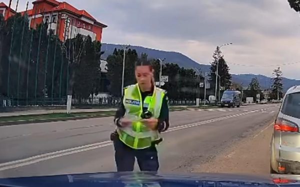 Șofer amendat de poliție: Verde sau galben? Scandal pe șosele în România
