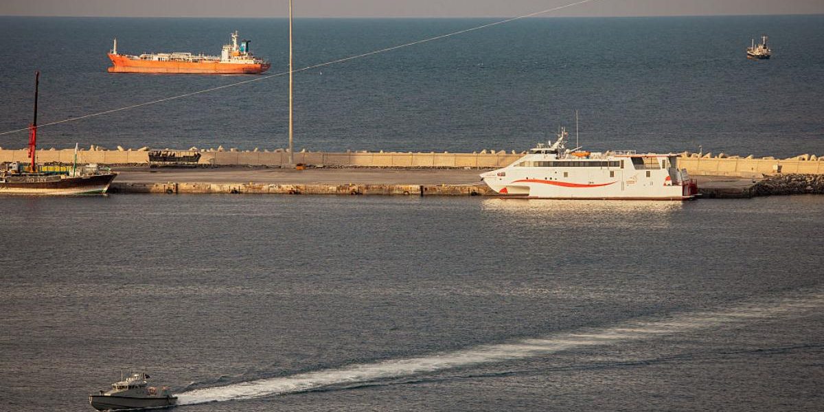 Analist Financiar, AVENTURĂ cu 15.000$ cash în Strâmtoarea Ormuz: Povestea virală