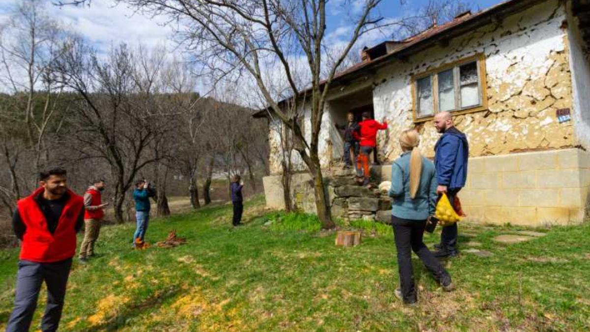Campanie umanitară în Munții Buzăului: sute de pachete pentru familiile izolate O echipă de voluntari a distribuit peste 600 de pachete cu alimente și bunuri de strictă necesitate în zonele montane greu accesibile din județul Buzău