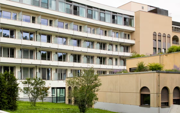 Călugărițe, afacere de 575 milioane euro: Spital vândut, bătrânele zâmbesc