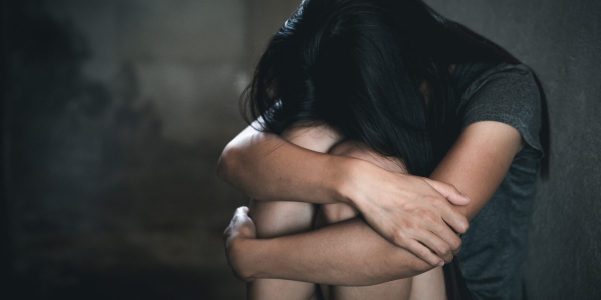 Arad: Copilă de 7 ani, violată de concubinul mamei. Ambii, arestați preventiv