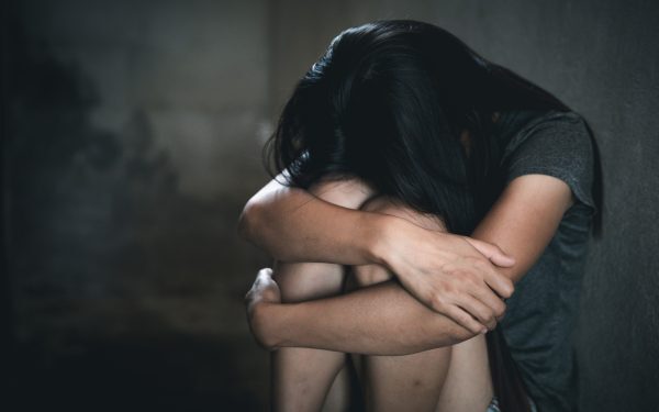 Arad: Copilă de 7 ani, violată de concubinul mamei. Ambii, arestați preventiv