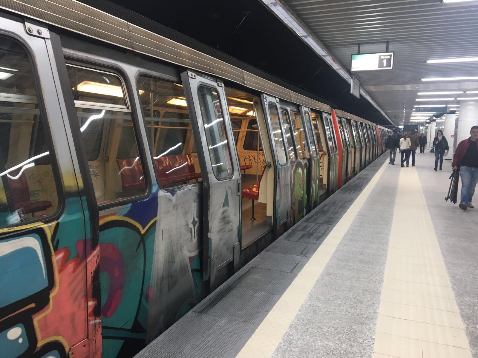 Consiliul de Administrație al METROREX a propus o creștere a tarifelor în transportul subteran, de la 5 la 7 lei, măsură care ar putea fi aplicată începând cu 1 mai