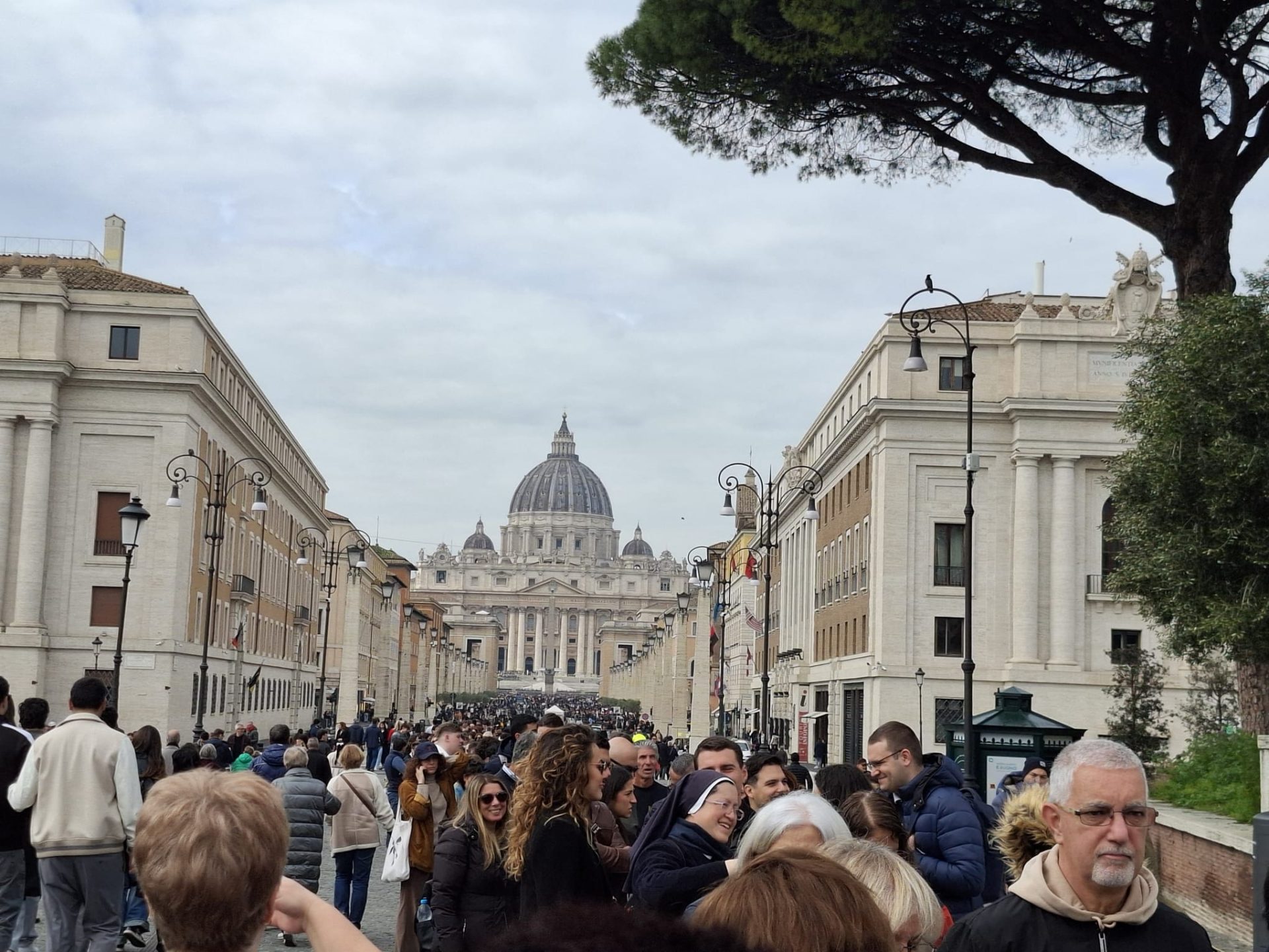 Papa Leon a prezidat sâmbătă, la ora 21.00, în bazilica Sfântul Petru, vigilia pascală a Învierii Domnului, marcând o ceremonie solemnă care a reunit mii de credincioși în fața Sfântului Altar