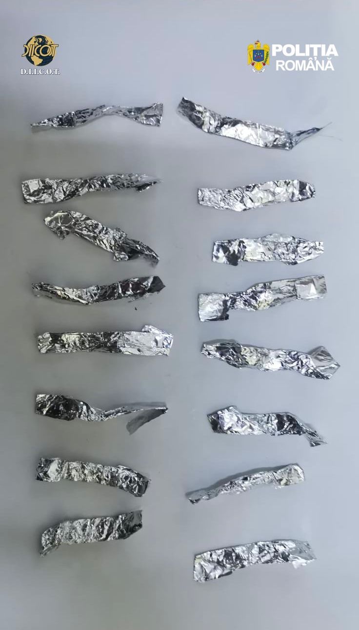 Polițiștii din Iași au reținut un traficant de droguri de mare risc în urma unei acțiuni și a unei capturi în gară Un bărbat de 49 de ani, suspectat de trafic de droguri de mare risc, a fost reținut în urma unei operațiuni desfășurate de polițiștii Brigăzii de Combatere a Criminalității Organizate Iași în colaborare cu procurorii DIICOT Iași