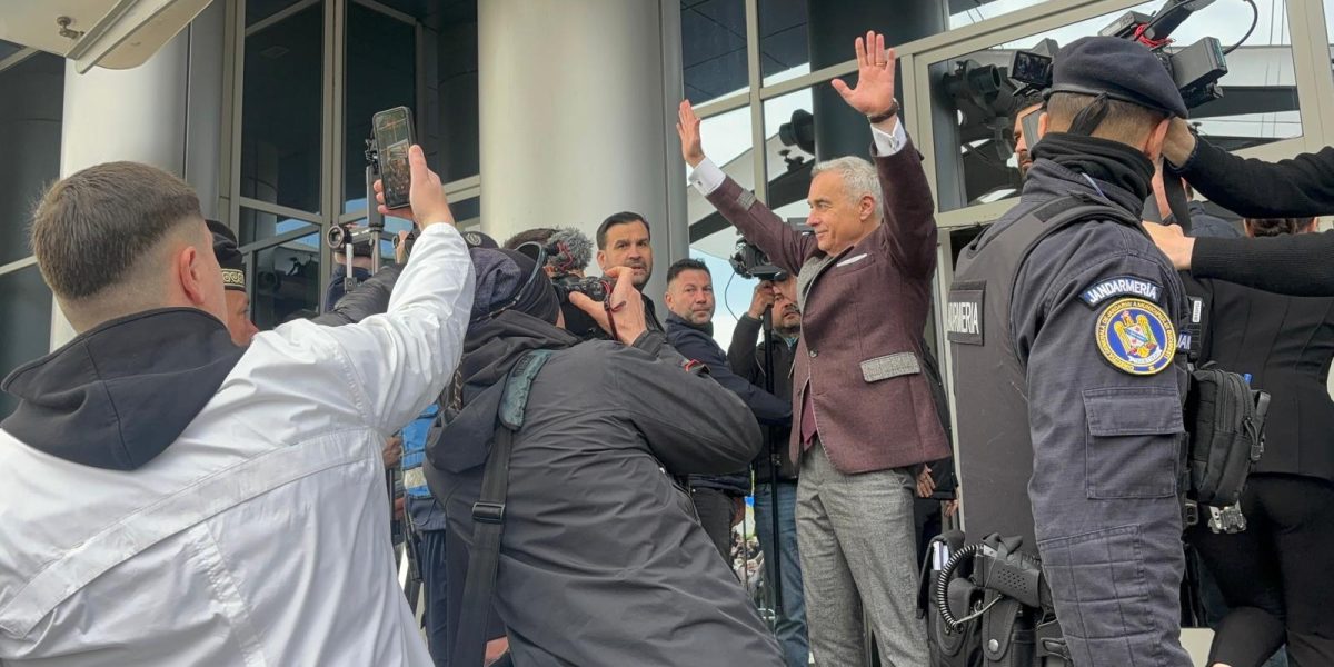 Guvernul, „găinile speriate” României: Scârmă-n țărână și visează să zboare