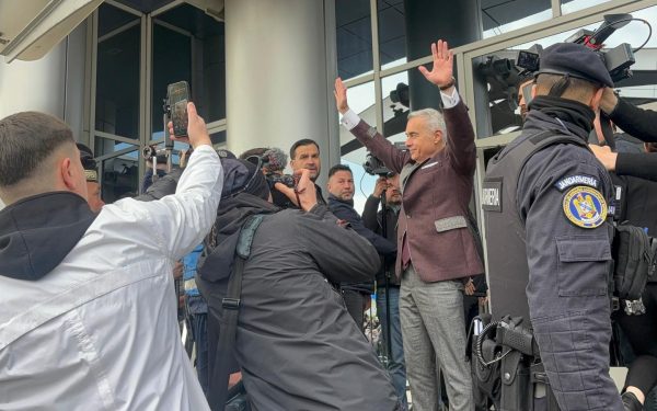 Guvernul, „găinile speriate” României: Scârmă-n țărână și visează să zboare