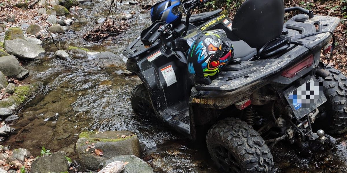Tineri, salvați de jandarmi după ce au căzut cu ATV-ul pe Valea Păușa!
