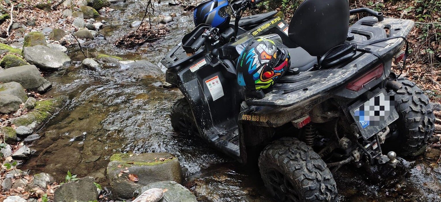Tineri, salvați de jandarmi după ce au căzut cu ATV-ul pe Valea Păușa!
