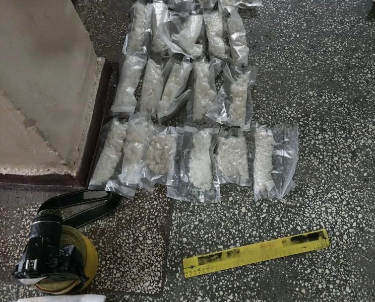 Opt kilograme de droguri la percheziții: Patru persoane, reținute