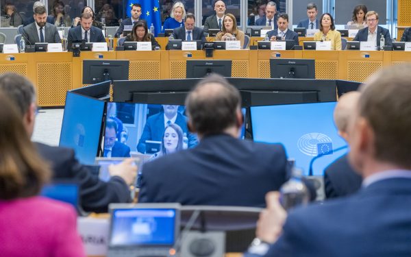 Novakov și Sinkevičius, avertisment dur: UE, atenție la drepturile pasagerilor
