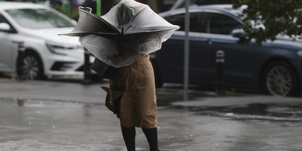 Bucureștiul, sub asediu: Ploi torențiale și vânt, temperaturile scad