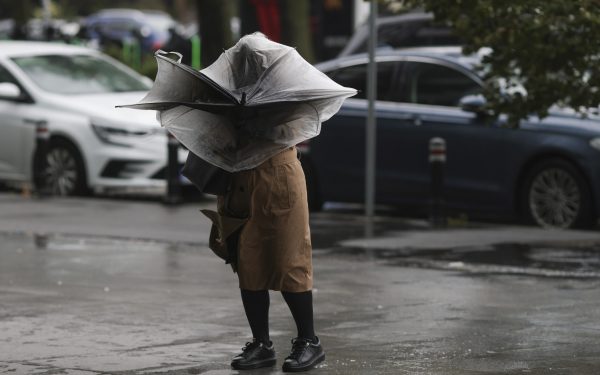 Bucureștiul, sub asediu: Ploi torențiale și vânt, temperaturile scad