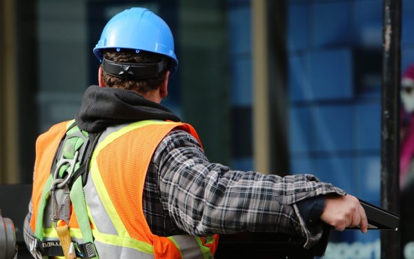 Avertisment de la INS: Scumpiri mari în România, comerțul și construcțiile, pe val