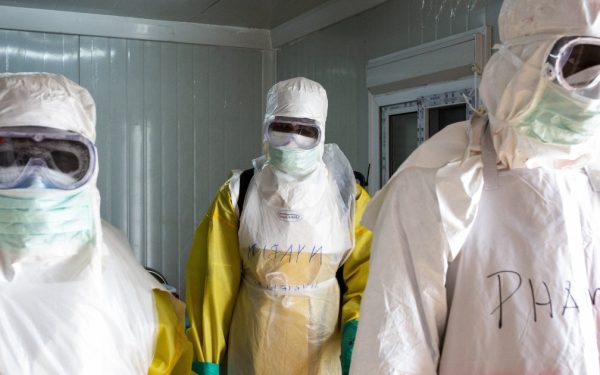 Ebola ucide în R.D. Congo: Panica se extinde, virusul face ravagii în est