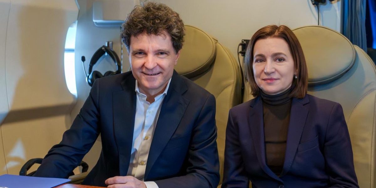 Nicușor Dan și Maia Sandu, mesaj din avion spre Erevan, la CPE