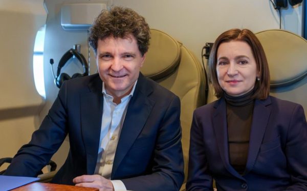 Nicușor Dan și Maia Sandu, mesaj din avion spre Erevan, la CPE