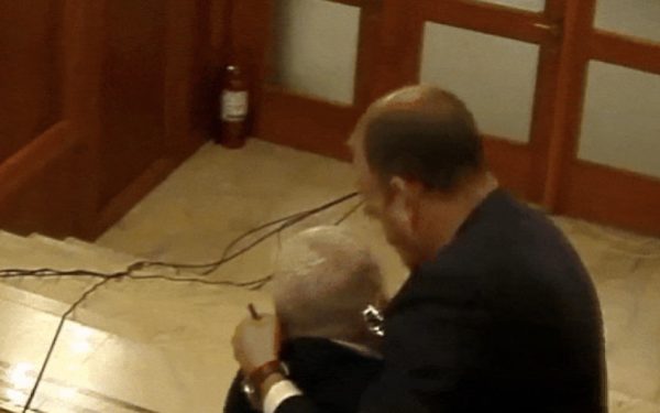 Începe procesul bătăii din Parlament: Vîlceanu și Roman, față în față, după doi ani