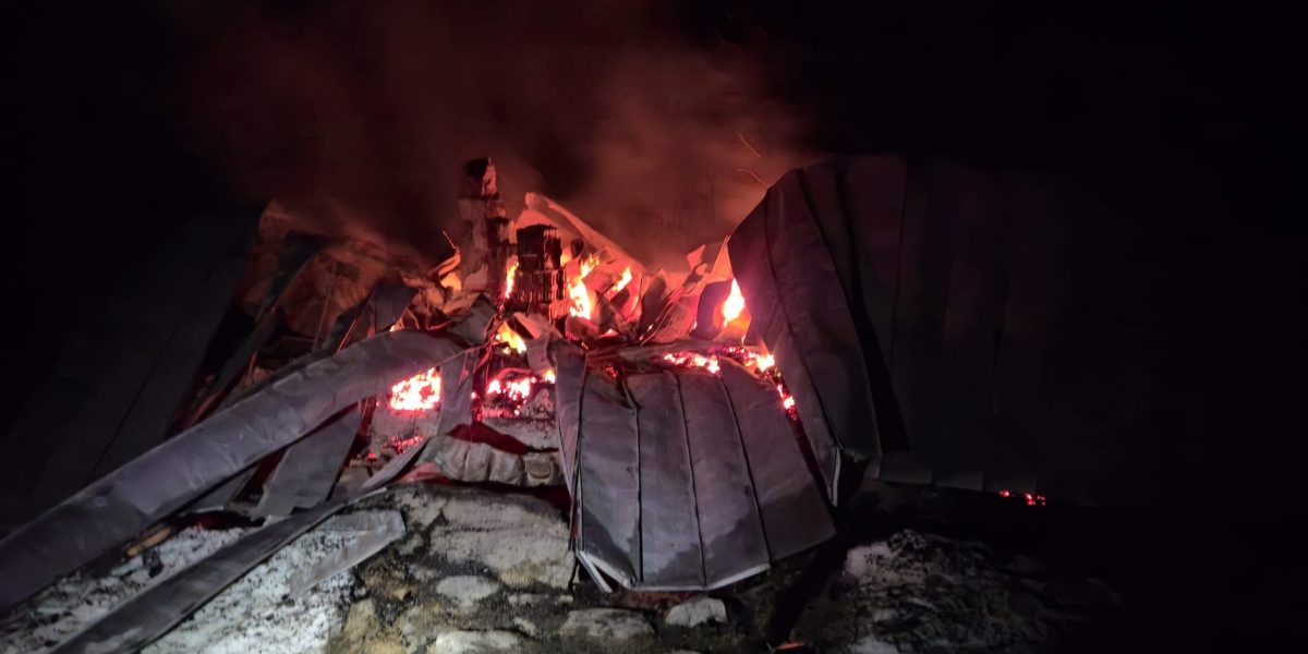 Cabana Gențiana, Retezat: Incendiu devastator într-o noapte, pompierii au mers ore întregi