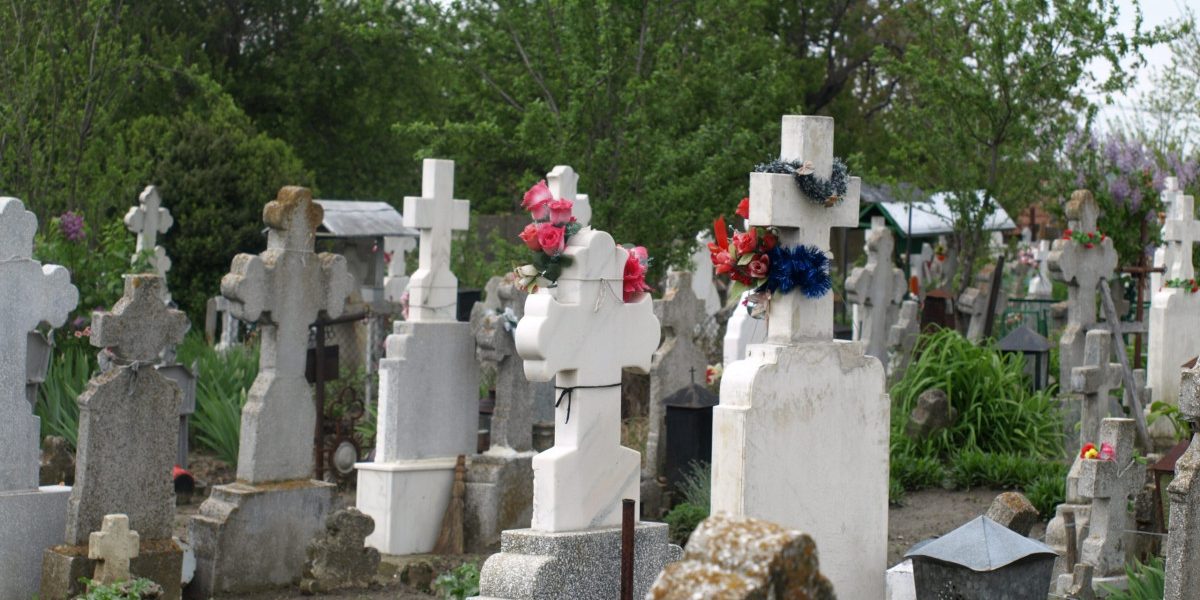 Bătrână din Ploiești, șantajată de falși inspectori de cimitir: 70.000 de lei, pierduți